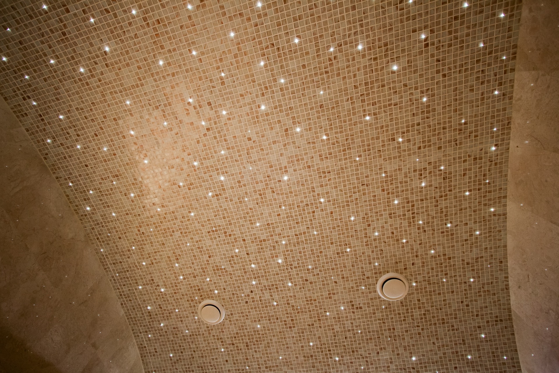 Точечное освещение на мозаичном потолке оптоволоконным оборудованием Cariitti в парной хамама из мрамора
