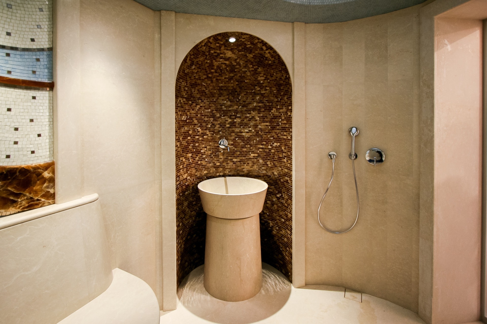 Курна в терцкой бане (хамам) с отделкой из мрамора, мозаики и оникса в каменном доме