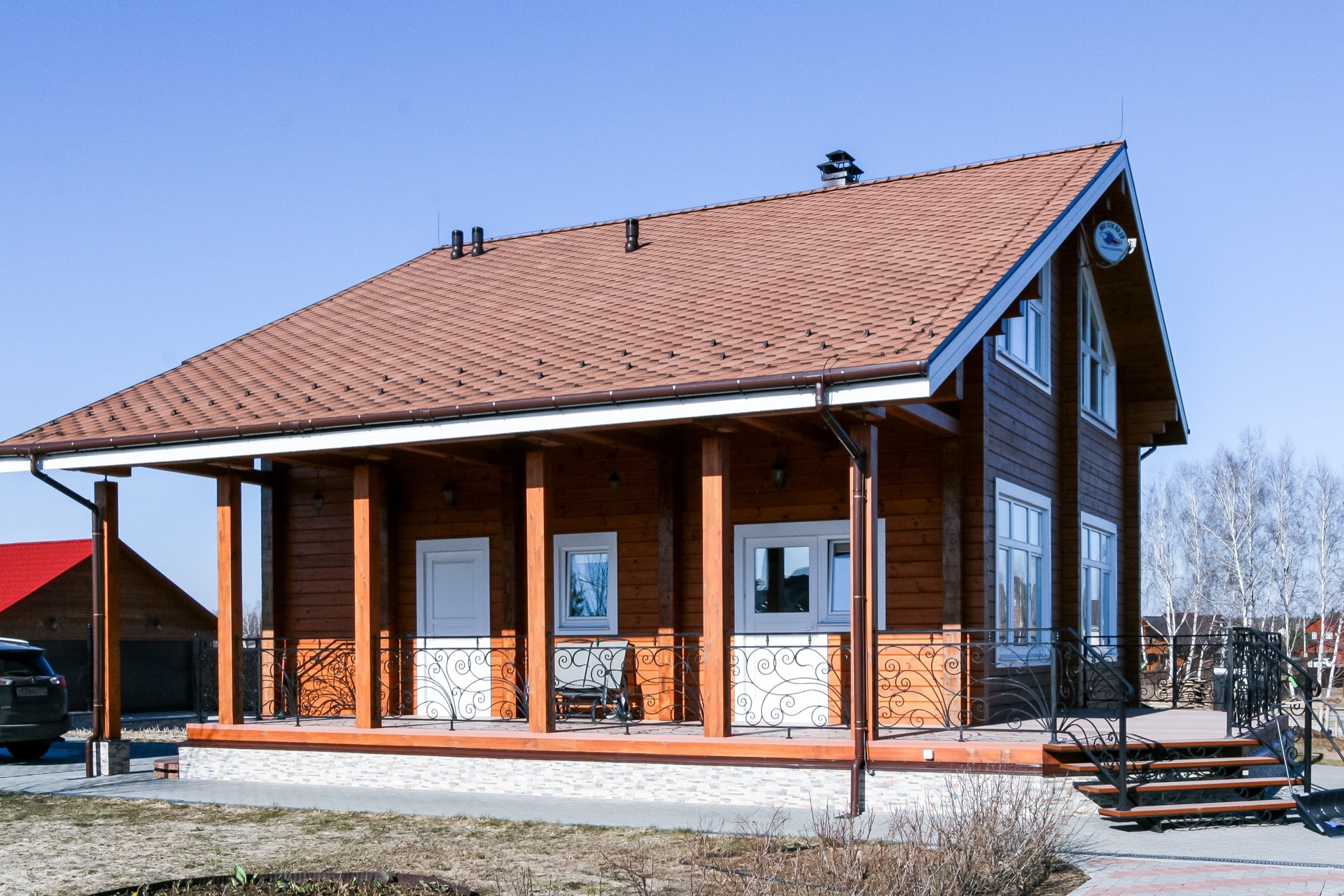 Терраса двухэтажного деревянного дома из клееного бруса 200 мм