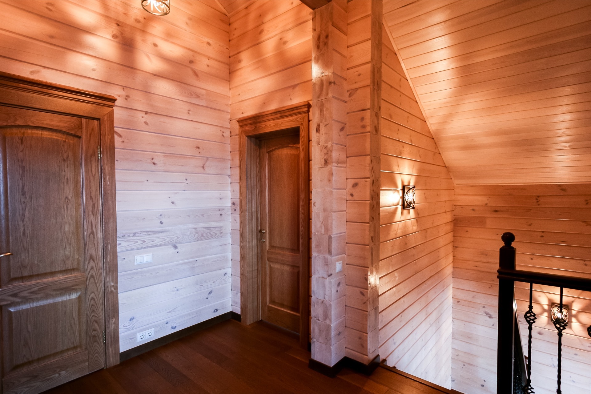 Дверные проёмы установленные в деревянном доме из клееного бруса на втором этаже. Двери из массива дуба
