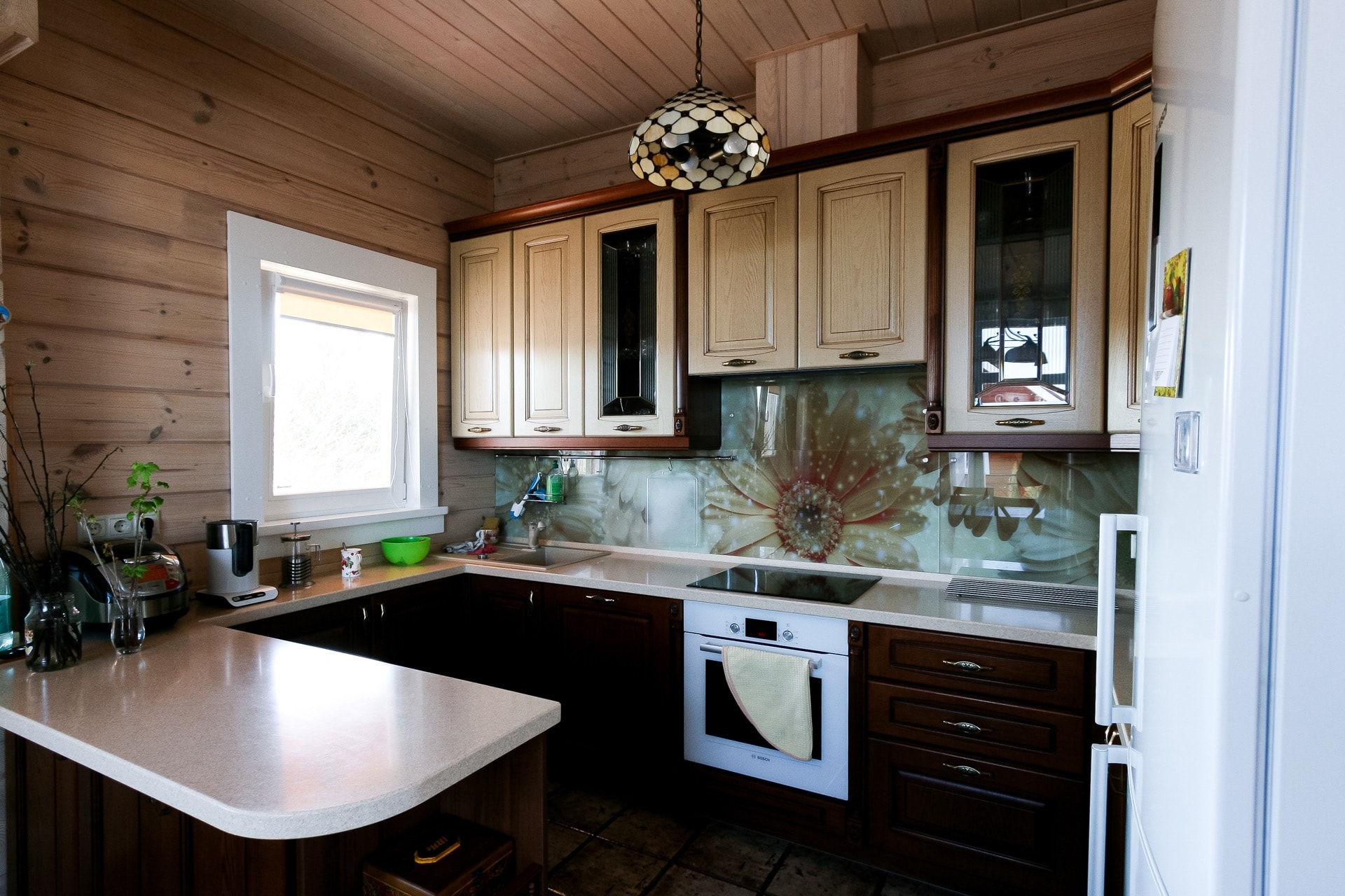 Кухонная зона в деревянном доме из клееного бруса.