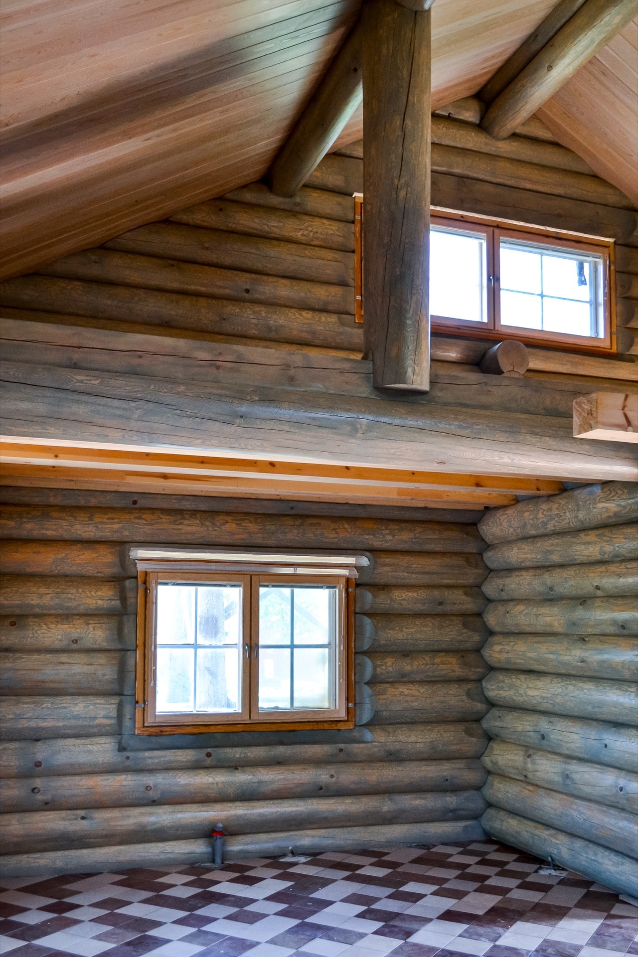 Внутренние стены деревянного дома из рубленного бревна (сосна) после окраски