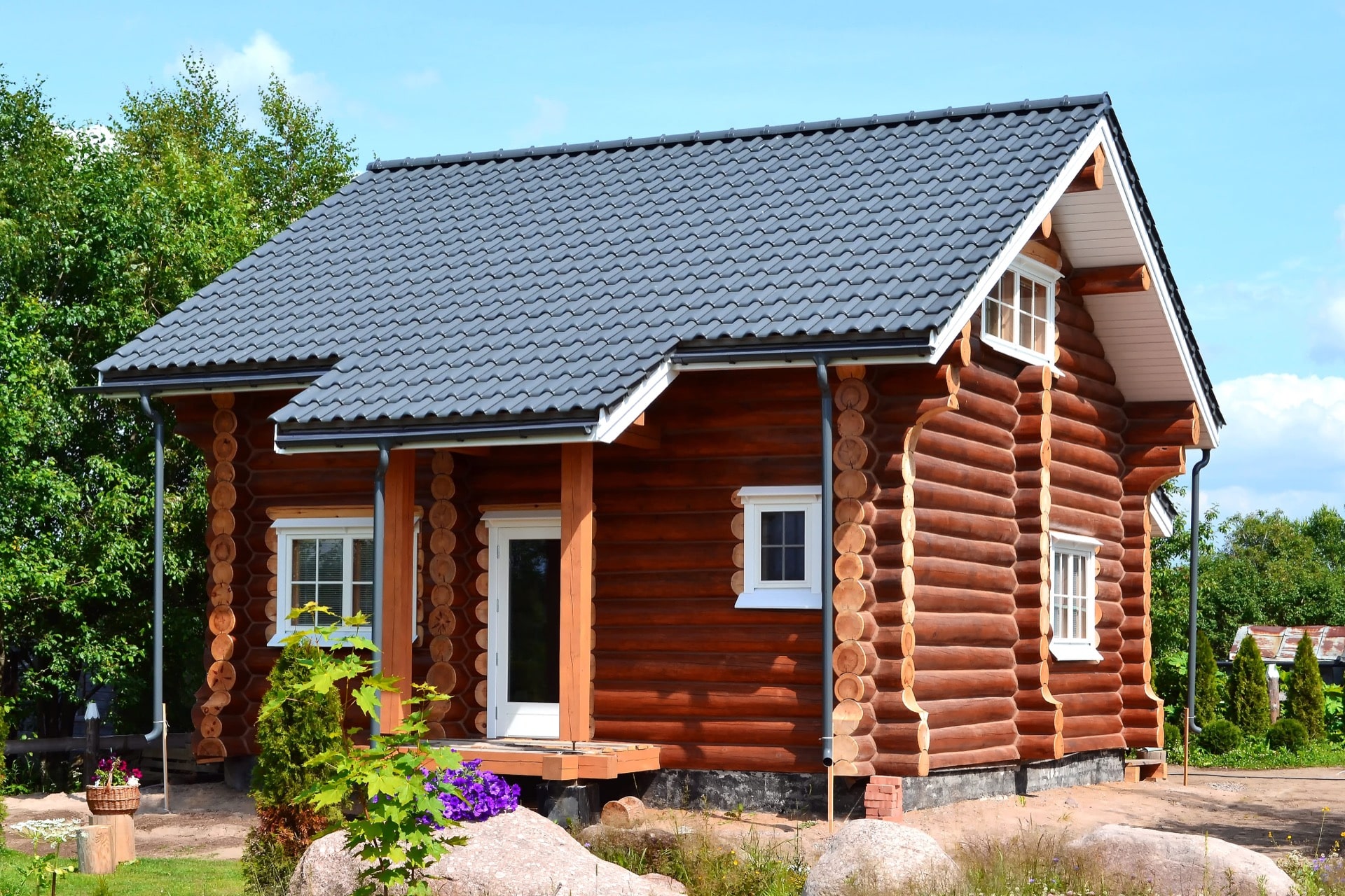 Фасад двухэтажного деревянного дома из рубленного бревна (бруса) 240-260 мм с крышей из металлочерепицы
