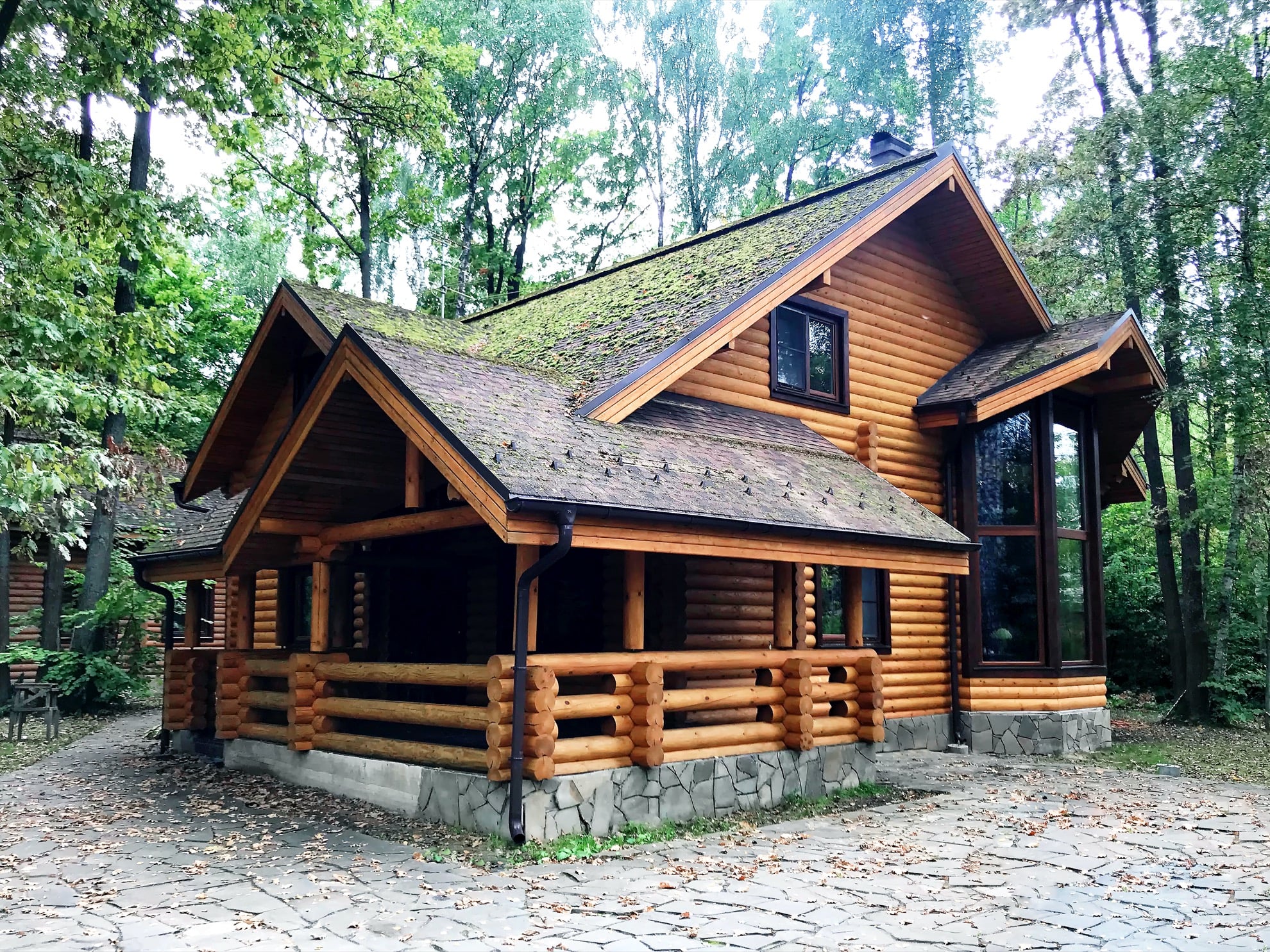 Деревянный дом из рубленного бревна с выполненой наружной и внутренней отделкой под ключ