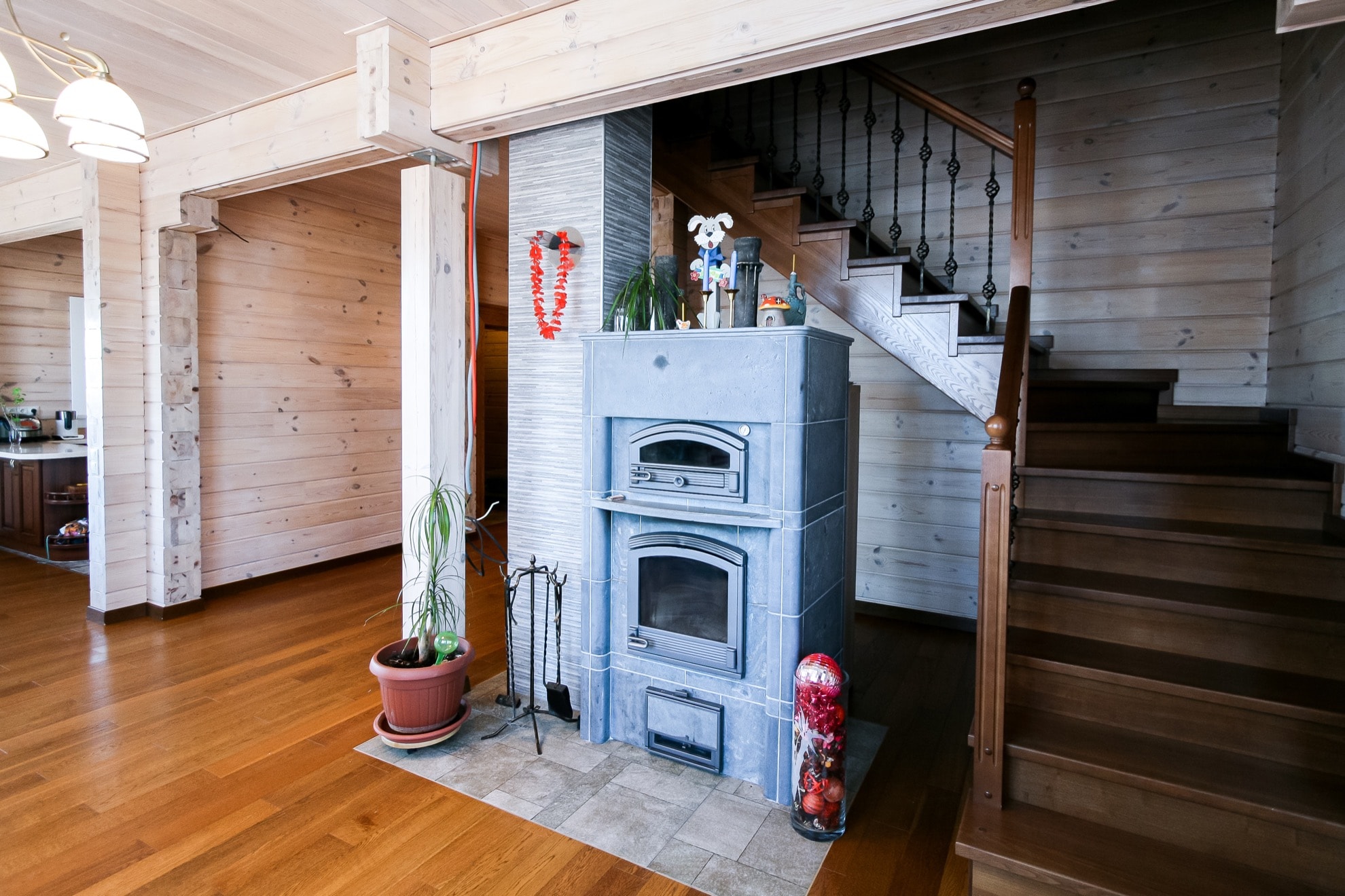 Интерьер гостинной деревянного дома из клееного бруса