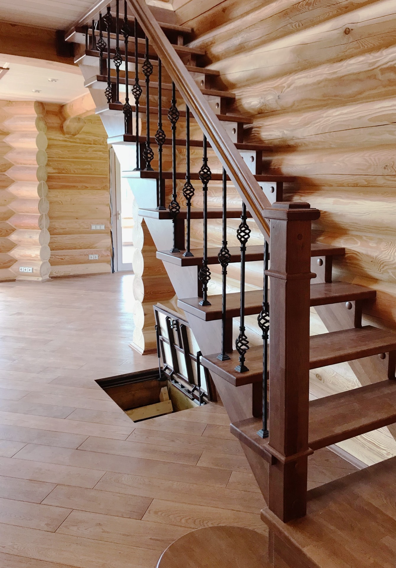 Лестница из ясеня, двухмаршевая, Г-образная внутри деревянного дома на первом этаже.