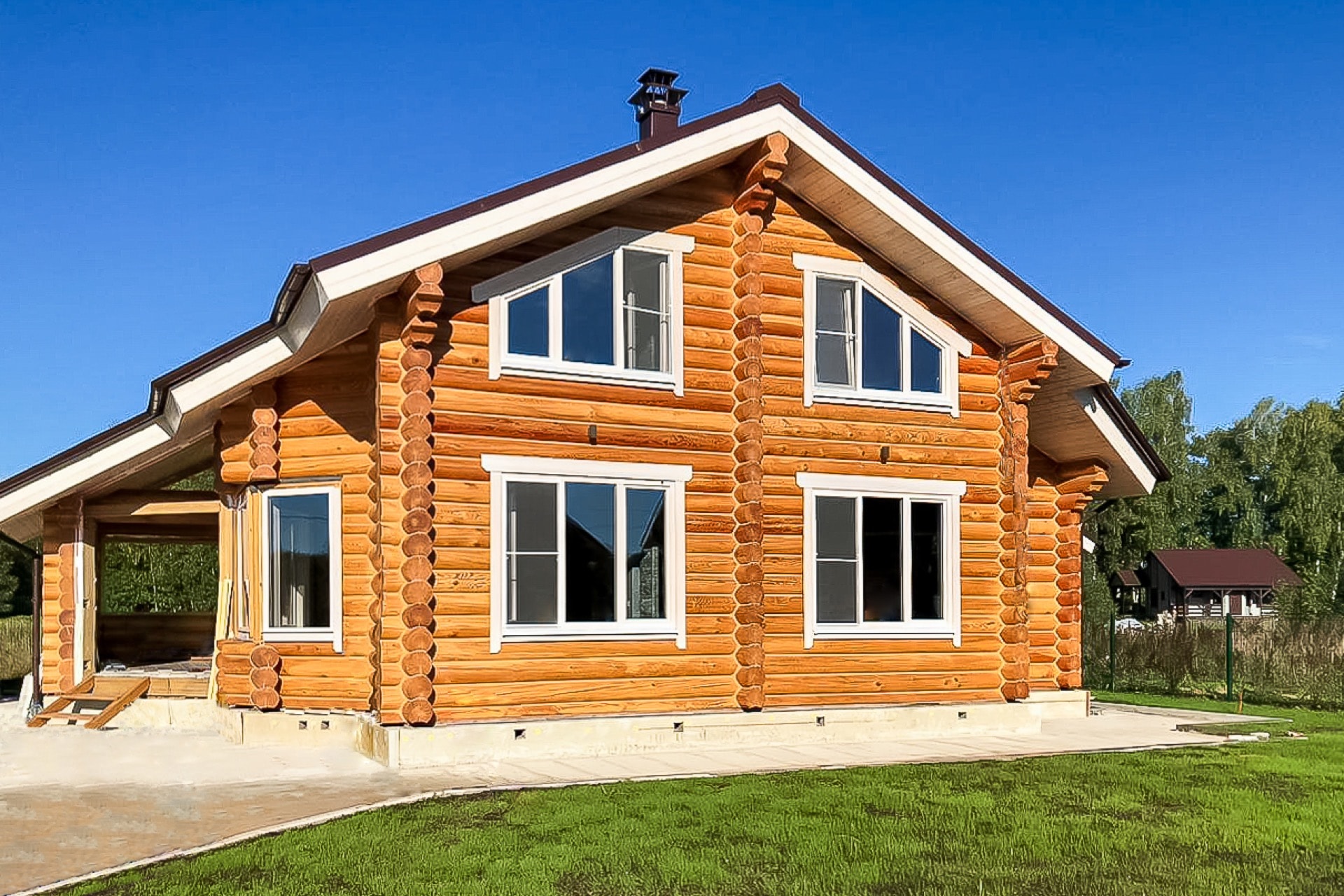 Фасад деревянного дома из оцилиндрованного бревна - лиственница 280мм