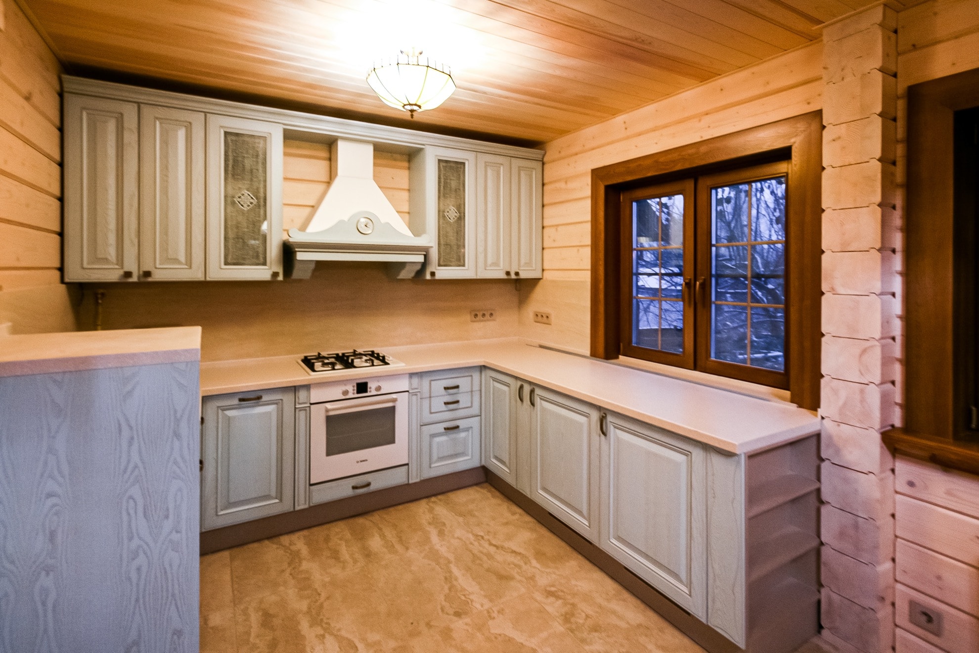 Кухонная зона в деревянной бане из клееного бруса