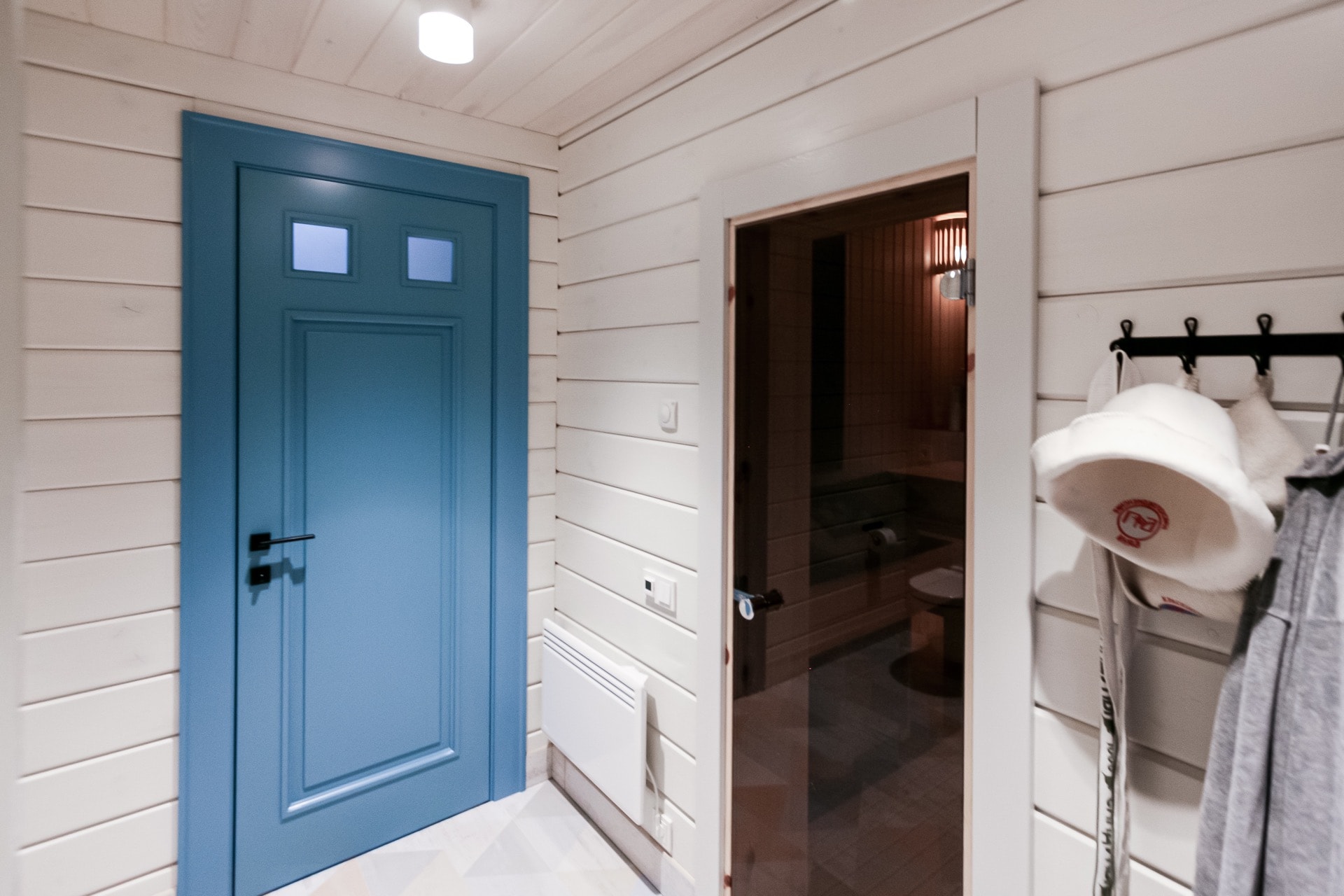 Прозрачная дверь производства Финляндия Harvia парной в деревянной бани из клееного бруса