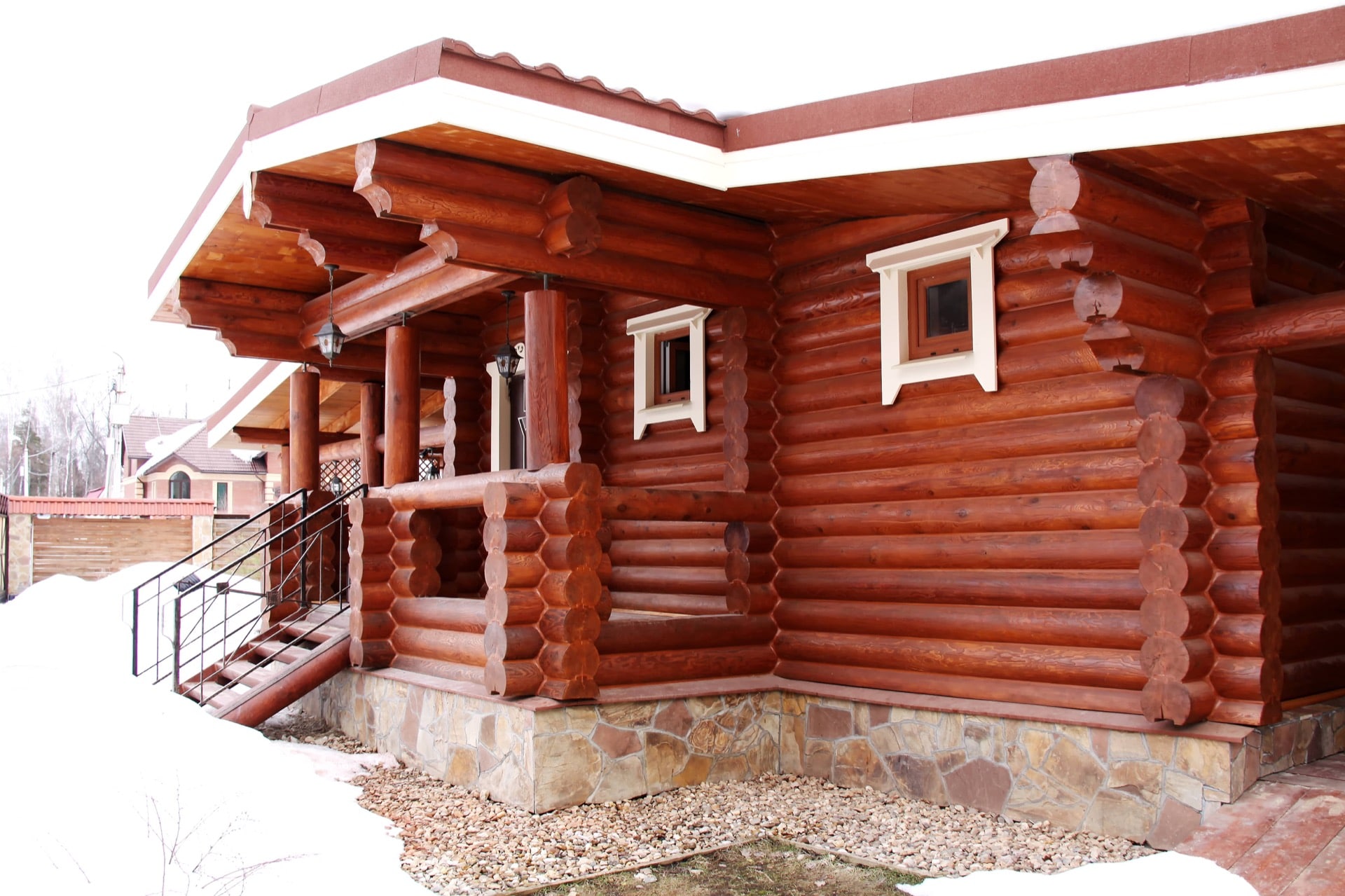 Фасад деревянной бани из лиственницы диаметром 240мм красного цвета и белыми окнами с герметизацией Тёплый шов