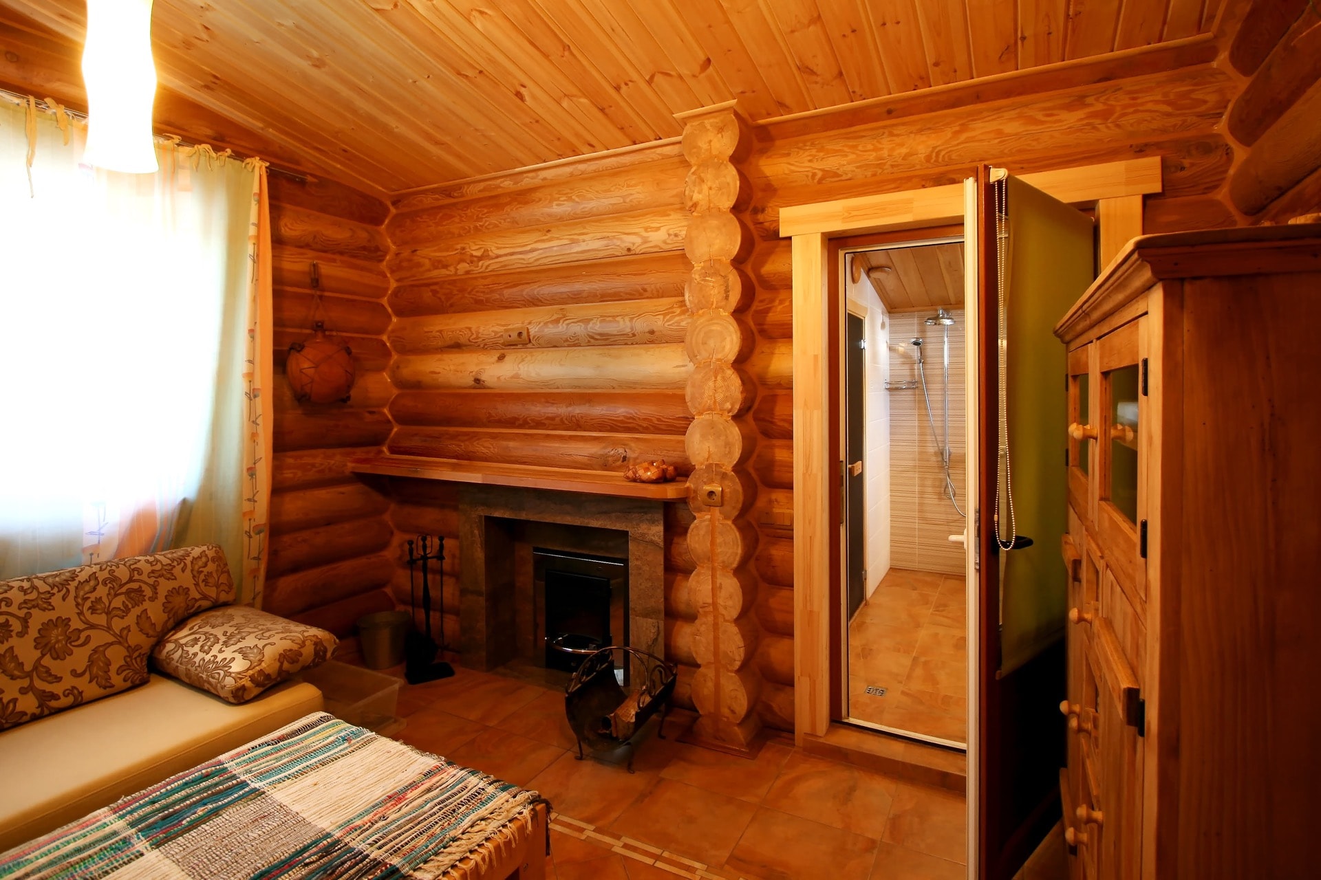 Комната отдыха в деревянной бани из лиственницы диаметром 240мм с герметизацией Тёплый шов, потолком из сосны класса А и полом из керамического покрытия