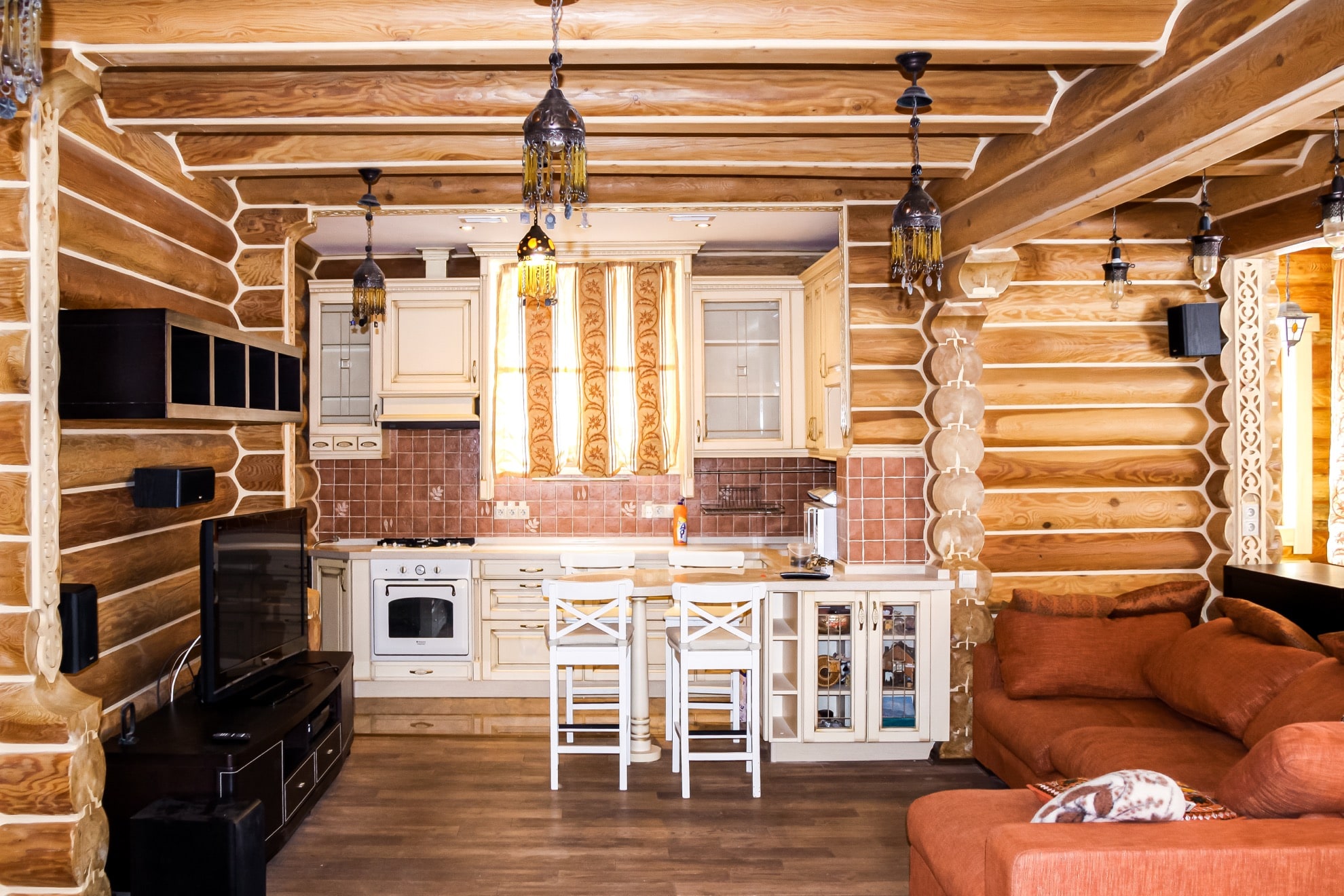 Кухня-гостинная в деревянном доме из оцилиндрованного бревна с выполненной герметизацией Тёплый шов