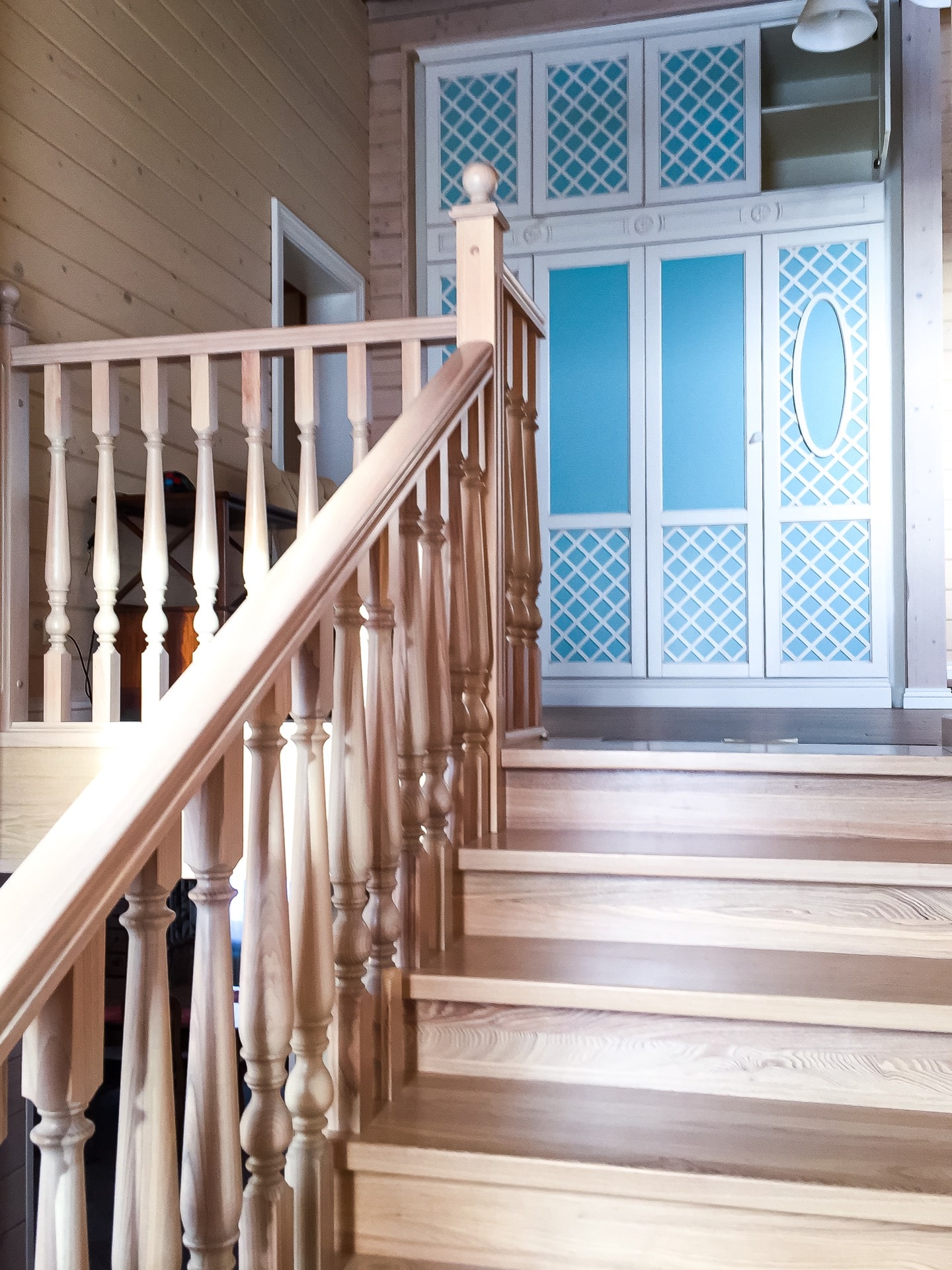 П-образная лестница в деревянном доме из клееного бруса 200мм